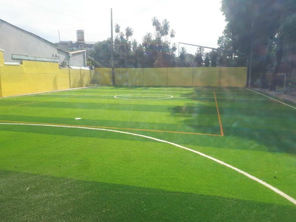 kích thước sân bóng đá cỏ nhân tạo